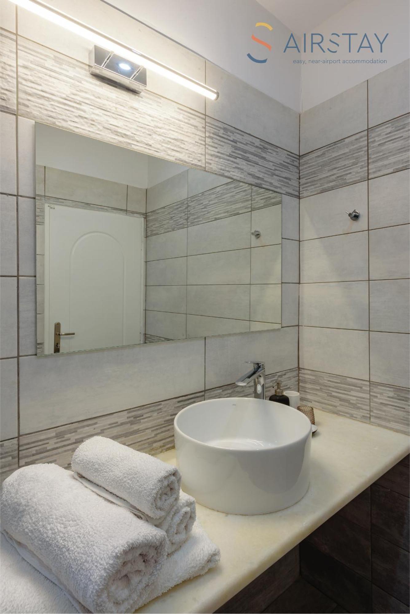 Ryze Apartments Airport By Airstay Artemida  Bagian luar foto